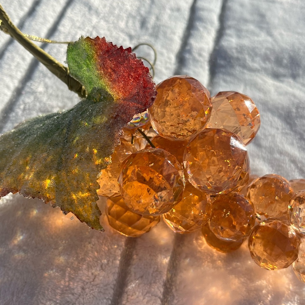 Vintage faceted amber color clustered grapes, ornaments,sun catcher - Picture 3 of 5